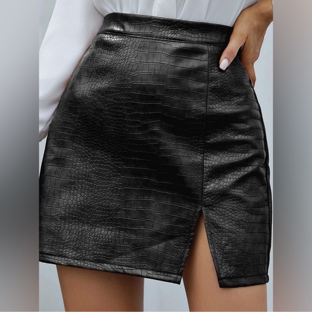 Nwt new | Olive + oak black snake print embossed mini skirt | size medium